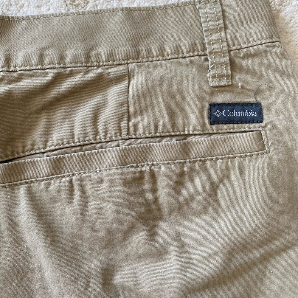 COLUMBIA men’s khaki cargo shorts in size 34 waist and 10 inch length - Picture 6 of 6